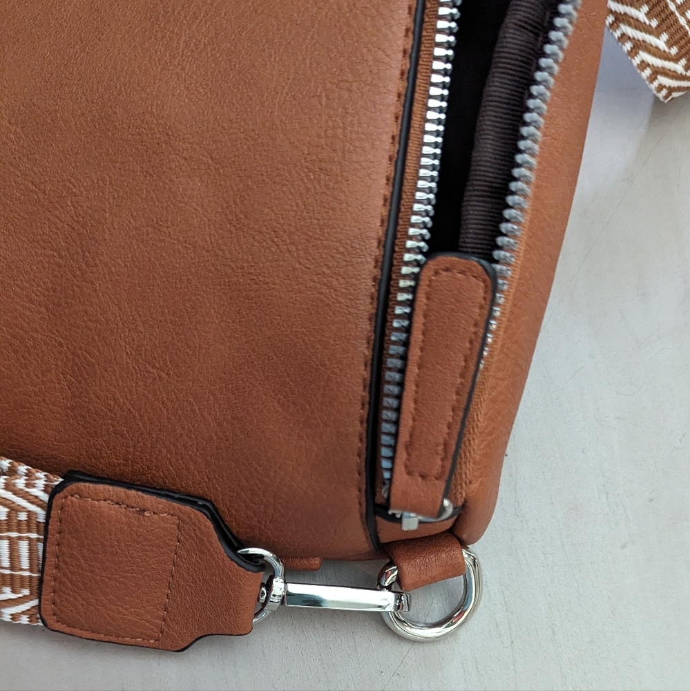Yumita Crossbody w/ Adjustable Straps - Picture 4 of 7